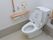 洋式便器が設置されたトイレにはトイレットペーパーフォルダー側と便器の後ろ側に手すりが取り付けられている。