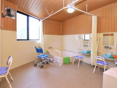 洗い場や浴槽がいくつか設置され、同時に複数人で利用可能な浴室
