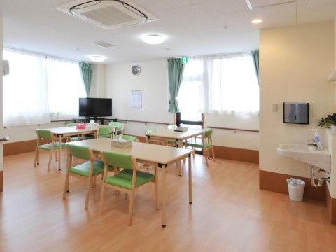 日当たりが良く開放的で、落ち着いた雰囲気の共有スペース