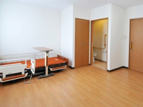 トイレやクローゼットが備わっている居室である。テーブル付のベッドを置いても、好きな家具を置くことができる広さがある。