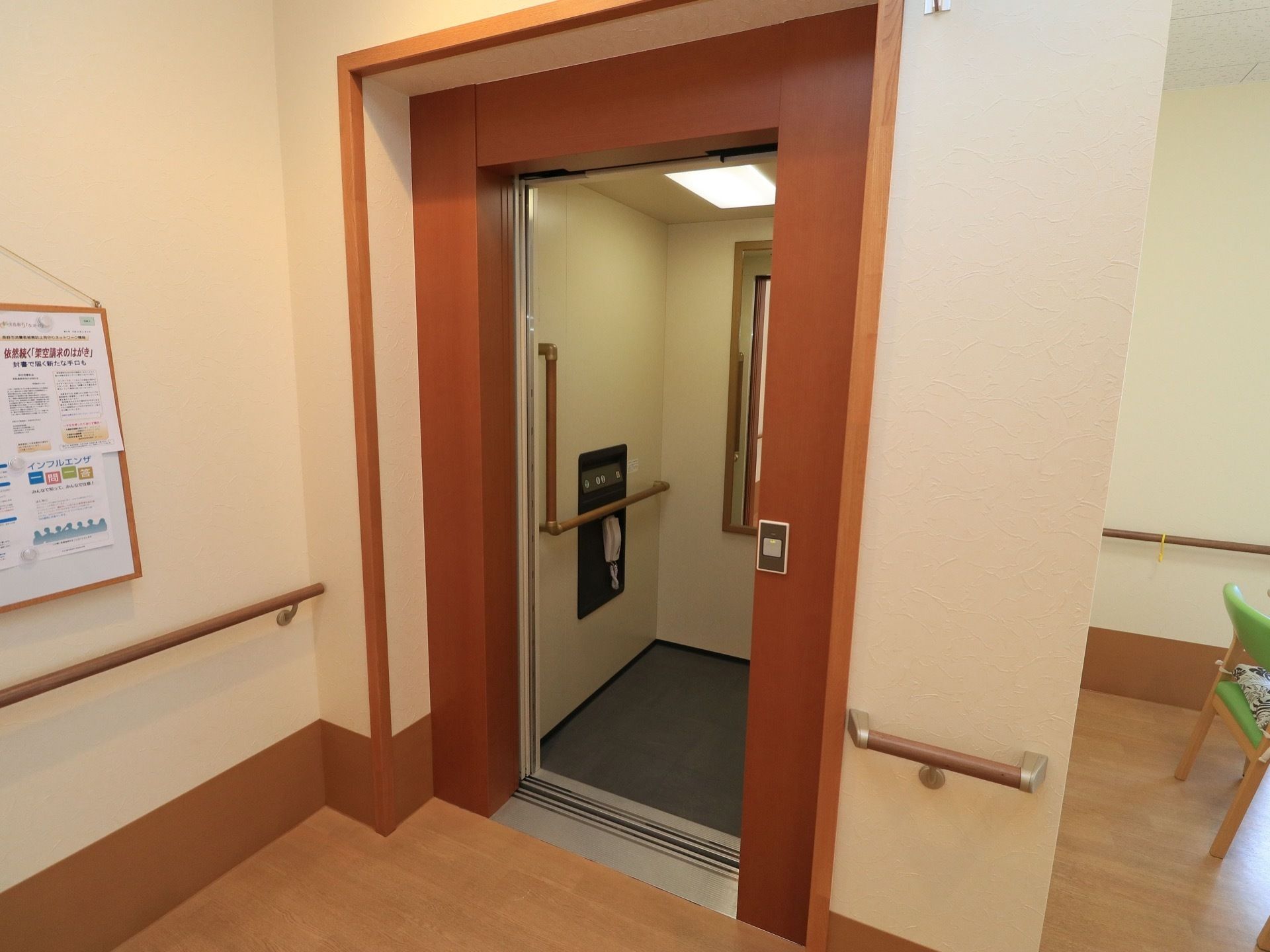 エレベーターの出入口のドアは木目調の柄を採用している。木目の風合いを生かしたあたたかみのある雰囲気となっている。
