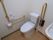 トイレの壁には呼出し用の押しボタンを設置している。黄緑色で視認性が良く、入居者様の目に付きやすくなっている。