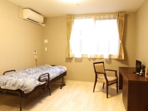 窓からは日差しを取り入れることができ、和やかな雰囲気のある居室。エアコンもあり快適にお過ごしいただける。
