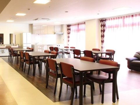 広々した食堂には４人掛けのテーブルがあり、ゆっくりとお食事をお楽しみいただける。入居者様同士の団らんの場としてもご利用いただける。