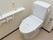 トイレには手すりが設置されているので、座ったり立ったりがスムーズにできる。緊急時には呼び出しボタンがある。