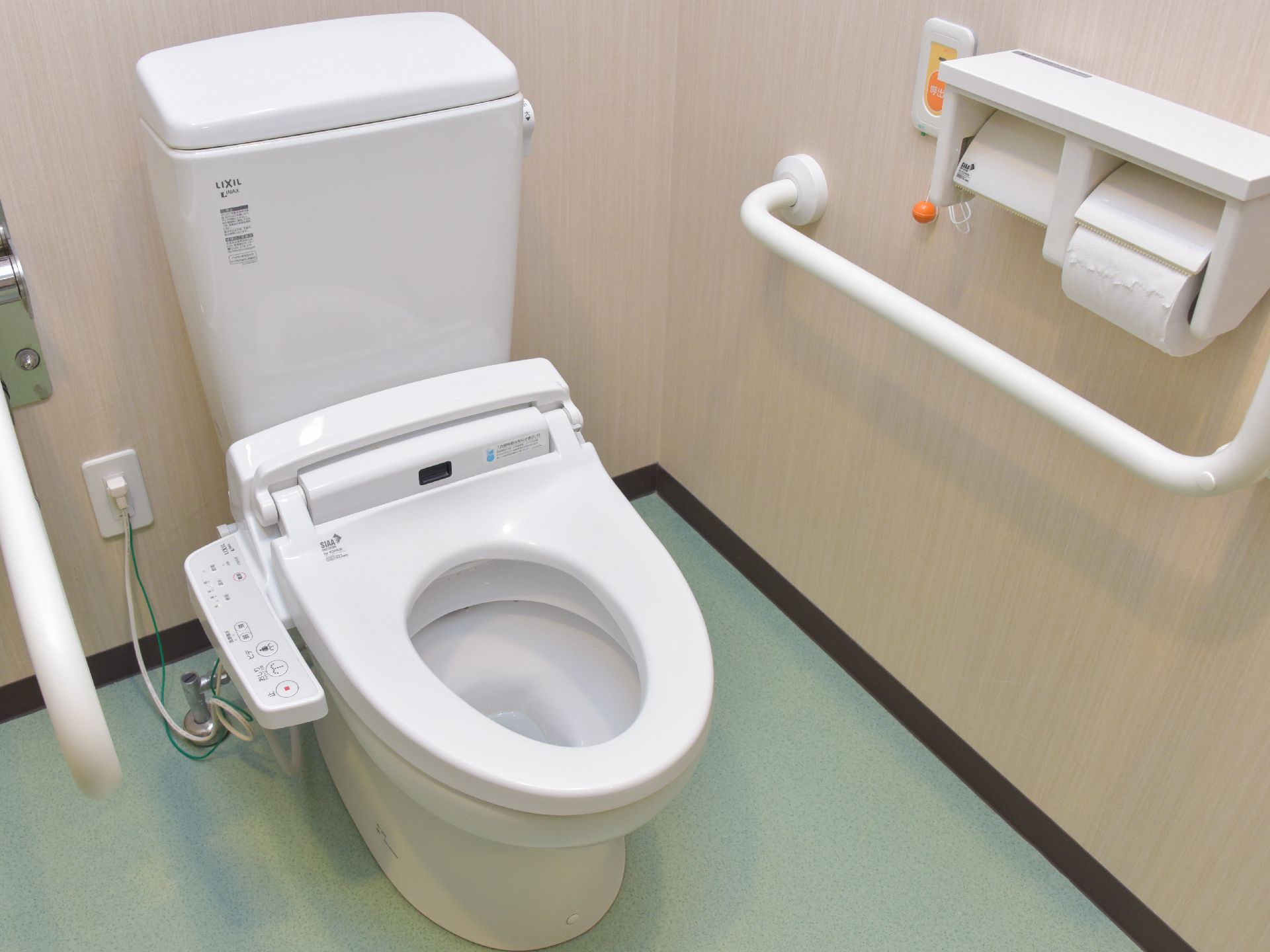 トイレには手すりが設置されている。立ち上がる時や座る時に便利。緊急時には呼び出しボタンがあるので安心。
