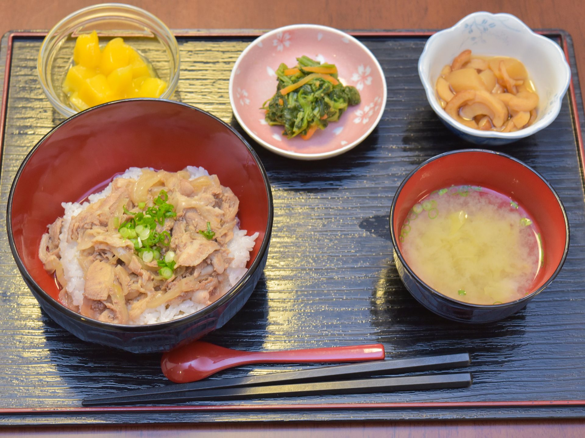 施設で出される食事のメニューは和食中心の献立になっており、主食以外にもおかずが数品つく内容となっている。