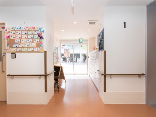 中から見た玄関