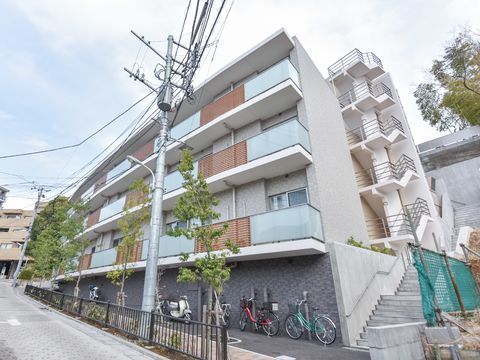 施設は3階建ての建物で、外壁は明るいベージュ系のタイル張りである。全ての階にベランダがあり、半透明のフェンスが設置されている。