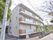 施設は5階建ての建物で、なだらかなカーブの坂に沿って建てられている。建物の下の空きスペースを利用して、自転車置き場がある。
