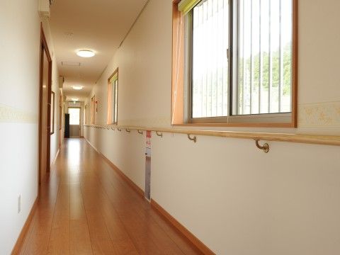 フローリングの廊下は、明るく手すりもあり、安心である。消火設備、窓の柵などの安全面もしっかりしている。