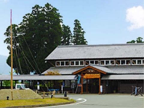 近くの温泉を楽しむことができる。落ち着いた佇まいの温泉では、ゆっくりお湯につかって、のんびりすることができる。