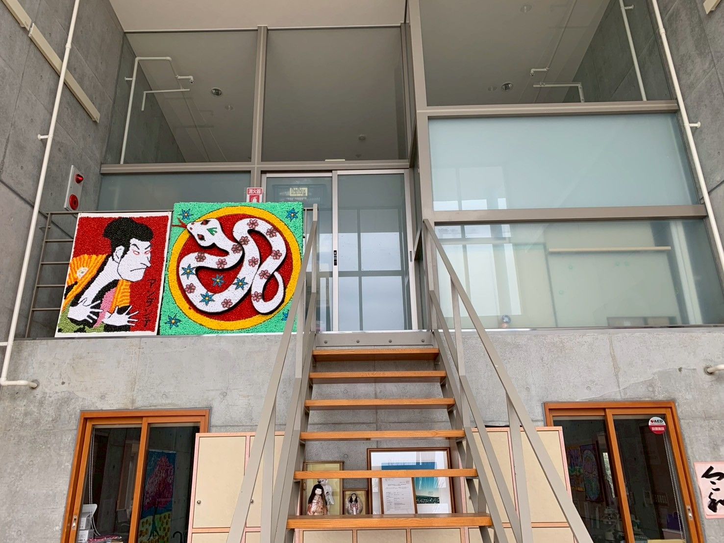 階段とアート作品の壁