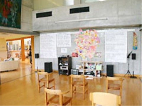 椅子が多くある共有スペース