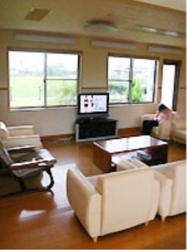 テレビが設置された共有スペース