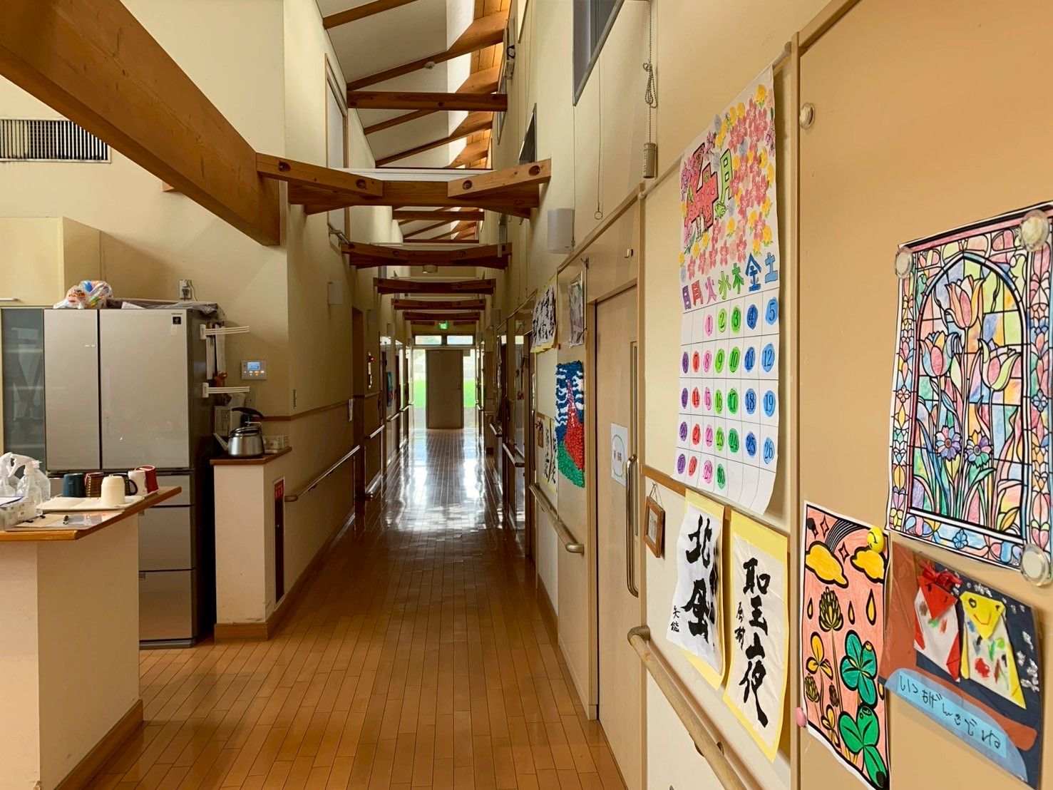 作品が飾られた廊下
