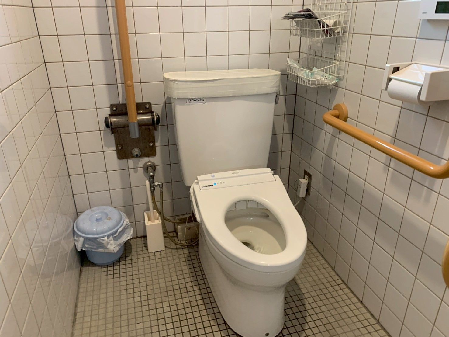 手すり付きのトイレ