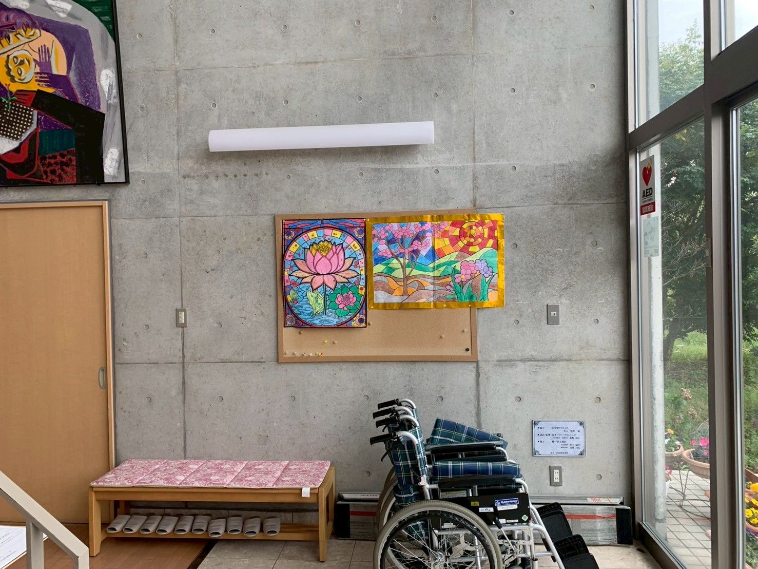 車椅子と壁のアート作品