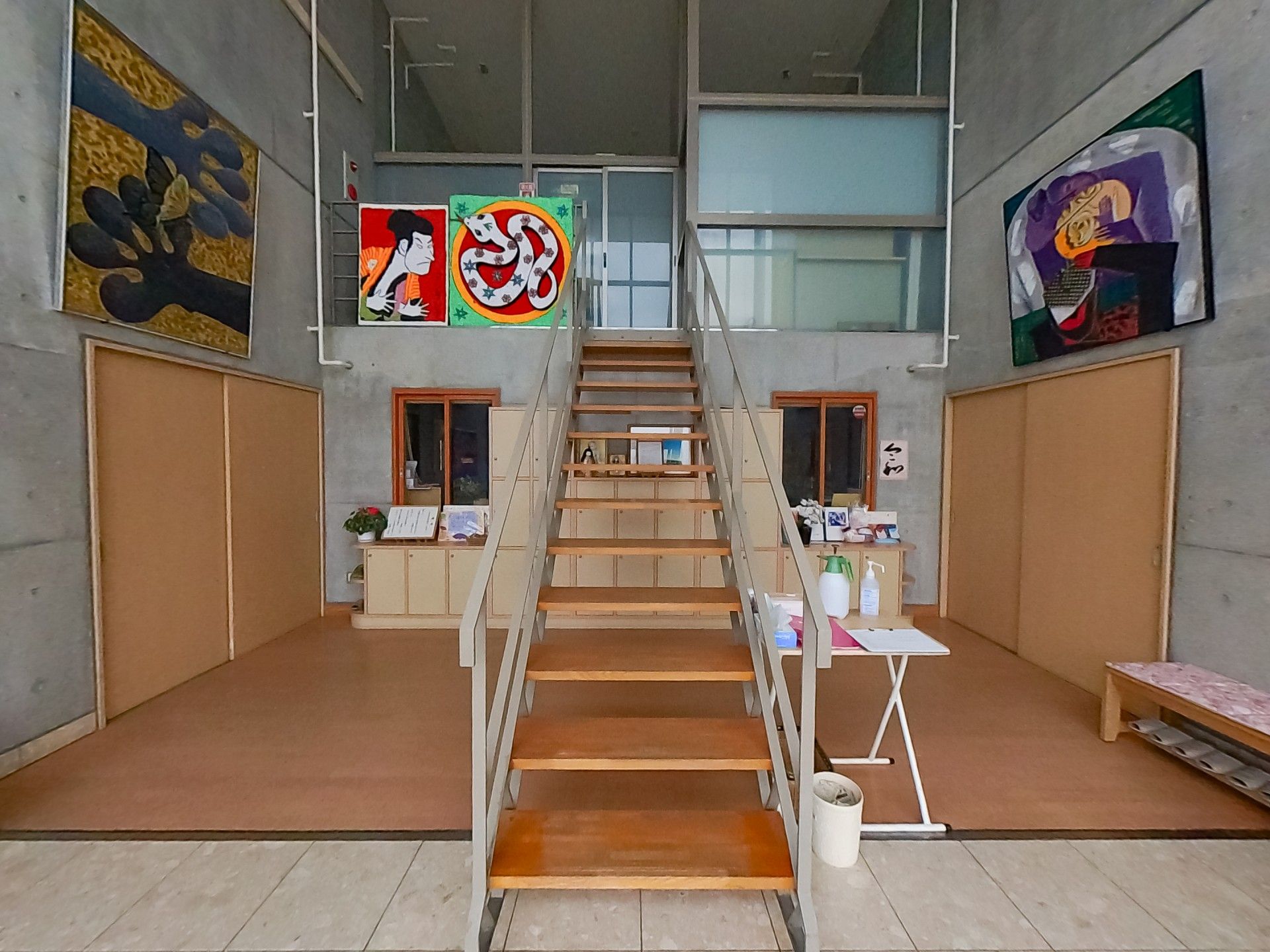 階段とアート作品の壁