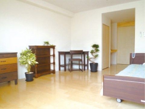 観葉植物が置かれ、親しみやすい家庭的な雰囲気の居室