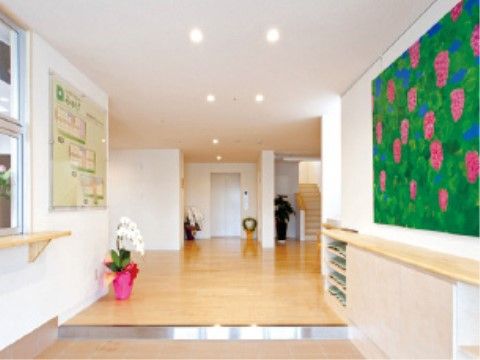 エントランスの右手には靴箱があり、スリッパが並べられている。ところどころに花や絵が飾られていて、明るい雰囲気である。