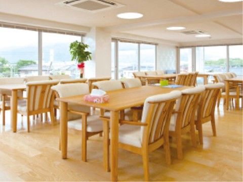 窓からは市内を一望することができ、見晴らしがよい。明るい部屋には長机と椅子が並べられ、食事や会話を楽しむことができる。
