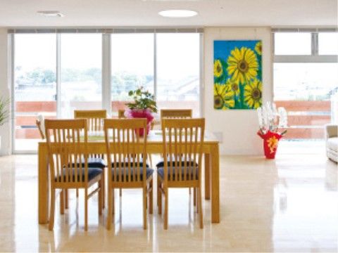 談話室には花や絵画が飾られている。大きな窓からは風景を楽しむこともでき、リラックスして過ごすことのできる空間である。