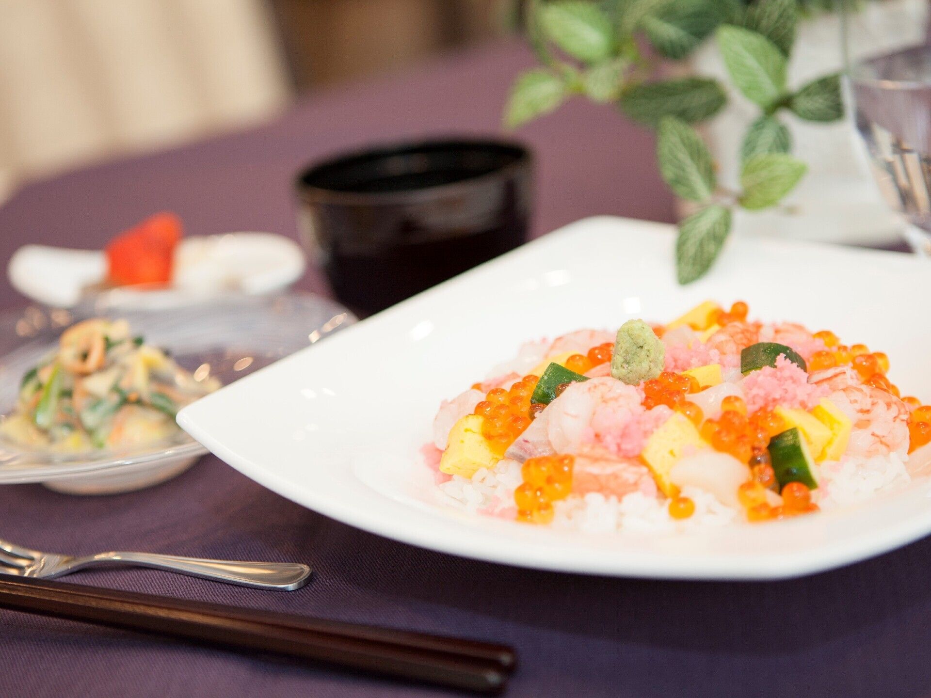 プレステージ鳴海館の食堂。毎日沢山の入居者様で大いに賑わう、楽しいお食事風景となっております。