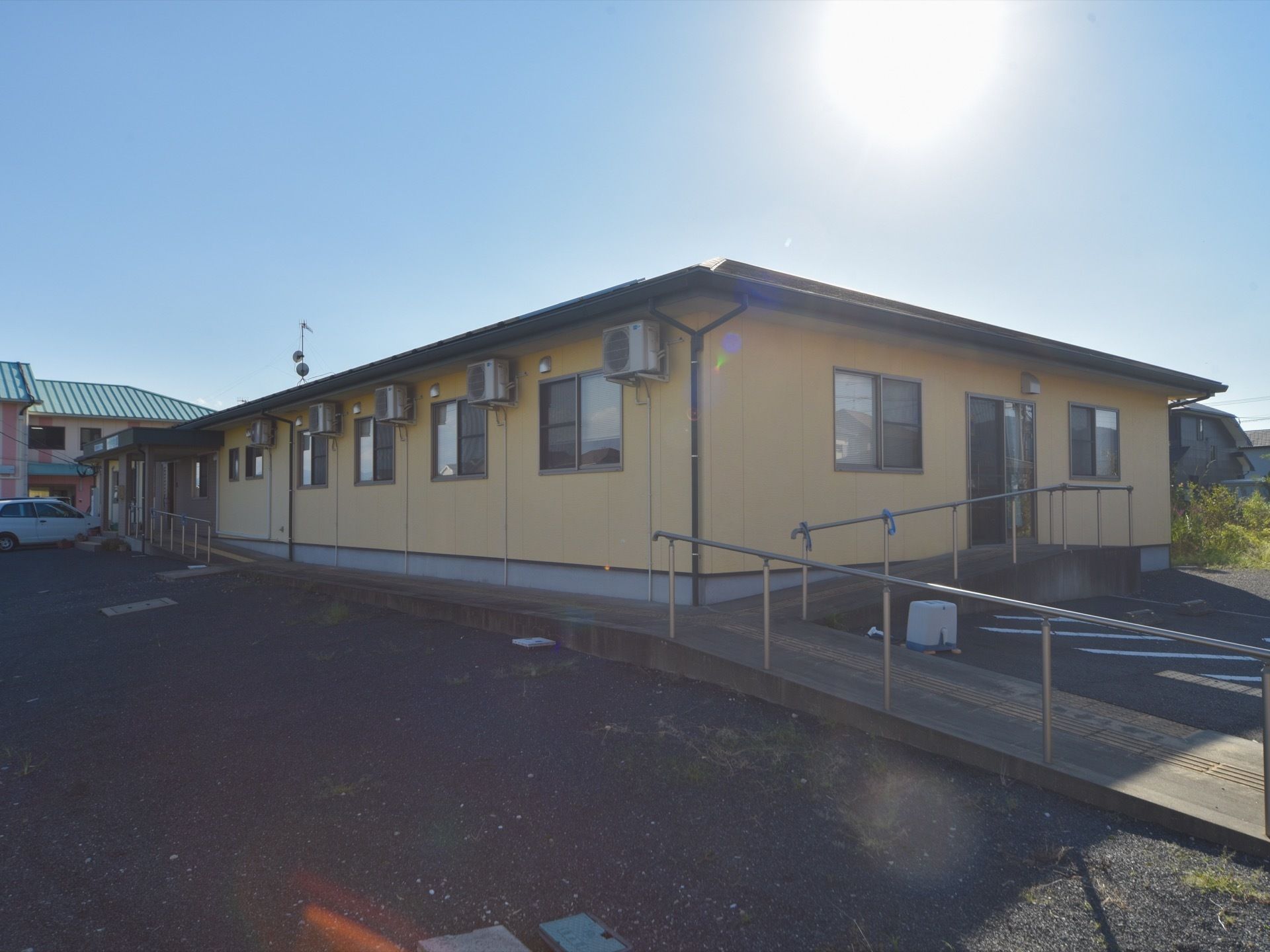 施設は平屋建ての建物で、壁の色は明るいベージュである。出入り口が２か所にあり、それぞれに続くスロープを設置している。