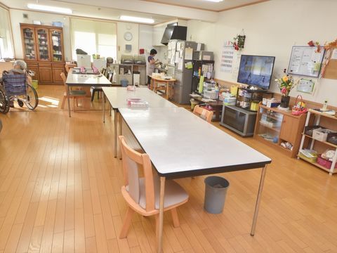 中央にテーブルを設置して、通路を広く確保した共有スペース