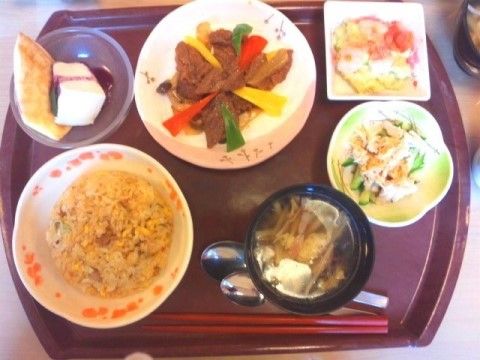 「サンスマイル小山」の中華料理。中華料理も献立に組み込まれている。