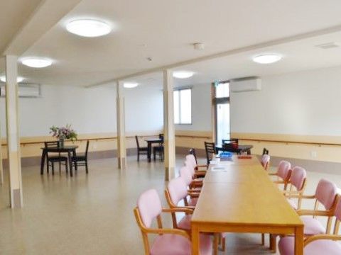 「ヴィベル上里」の内観。広々としたリビング。
