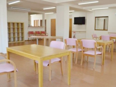 テーブルの間隔を開けて配置し、車椅子でもテーブルに着きやすいよう配慮された食堂