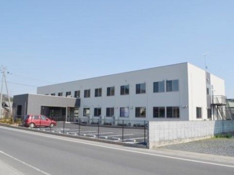 駐車スペースも多数設けられた、広々とした施設の敷地