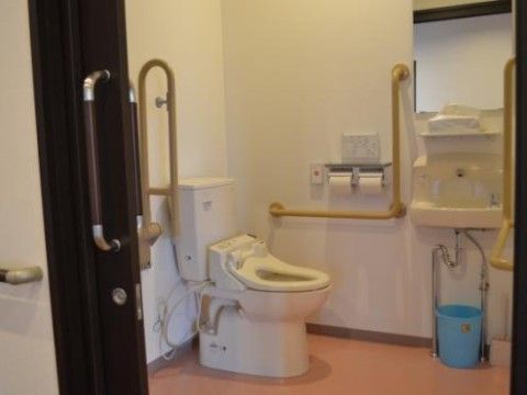 安全に利用できるように、個室内に手すりや安全バーが設置されているトイレ