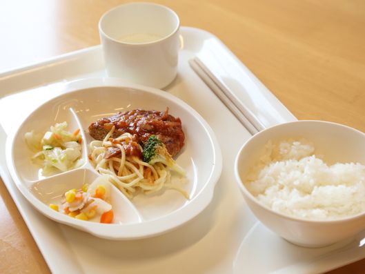 考慮をした食事と食器