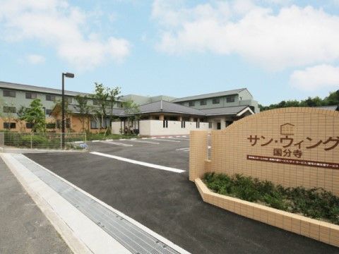 道路に面した位置に当施設名の標識が見えるため、来訪者様は場所を見つけやすい。敷地内入り口は広く、駐車スペースも十分にある。