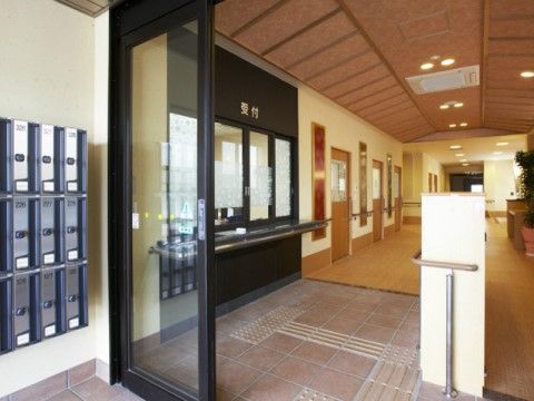 エントランスには受付が設置されている。バリアフリー続きで開放感のある施設内へ、楽に移動していただける。