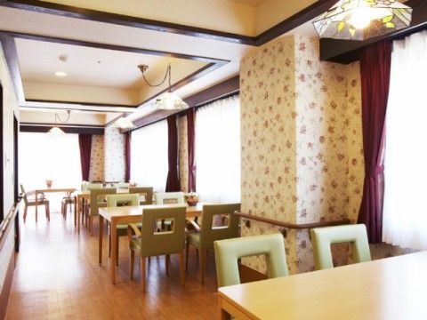 食堂の壁紙の模様が花柄をしており、華やかな雰囲気の部屋である。大きな窓もあり、外の光が差し込み、明るい室内となっている。