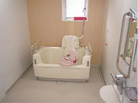 椅子に腰掛ける感覚で入浴が行える介護浴槽を設置しており、安心して心地よく入浴することができる。介護状態に合わせて入浴ができるようにしている。