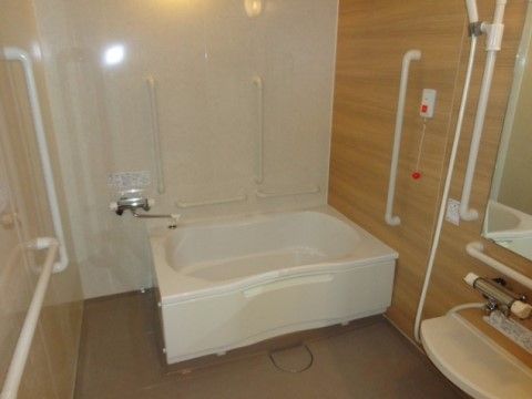 ゆったりとした広さの落ち着いた浴室は、緊急呼出ボタン、手すりが備わっているので、緊急時にも安心である。