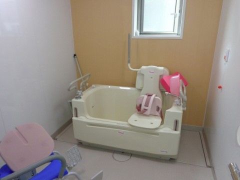 座ったまま入浴できる機械を備えている。そのまま浴槽につかることができ、心身ともに気持ちよく入浴できる。