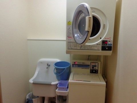 洗濯機、乾燥機を備えており、洗濯が終わった後外に干さずにすぐに乾燥できるので便利である。入居者様のよりよい生活サポートのひとつである。