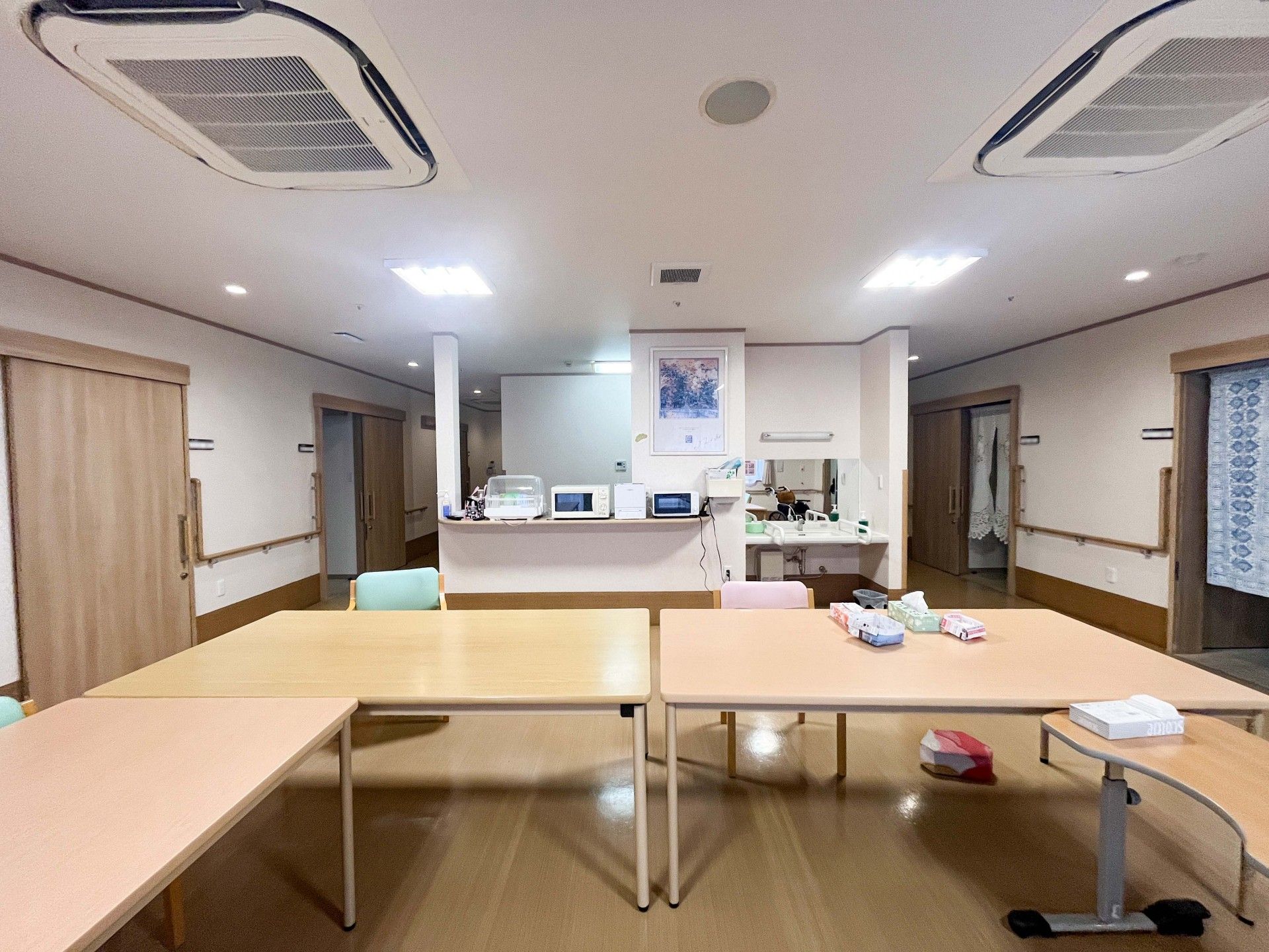 広いテーブルのある部屋
