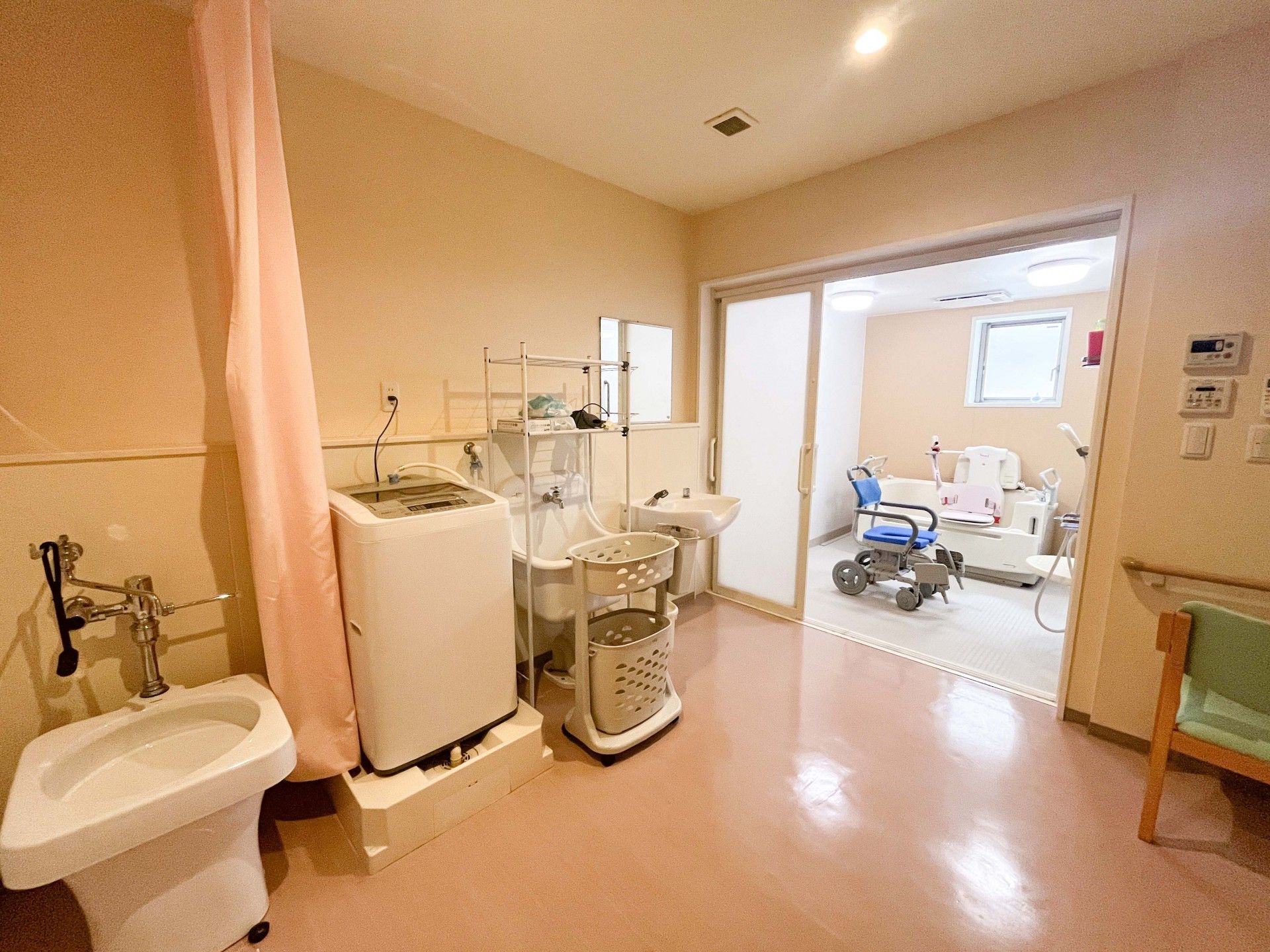 洗濯機と洗面台のある部屋