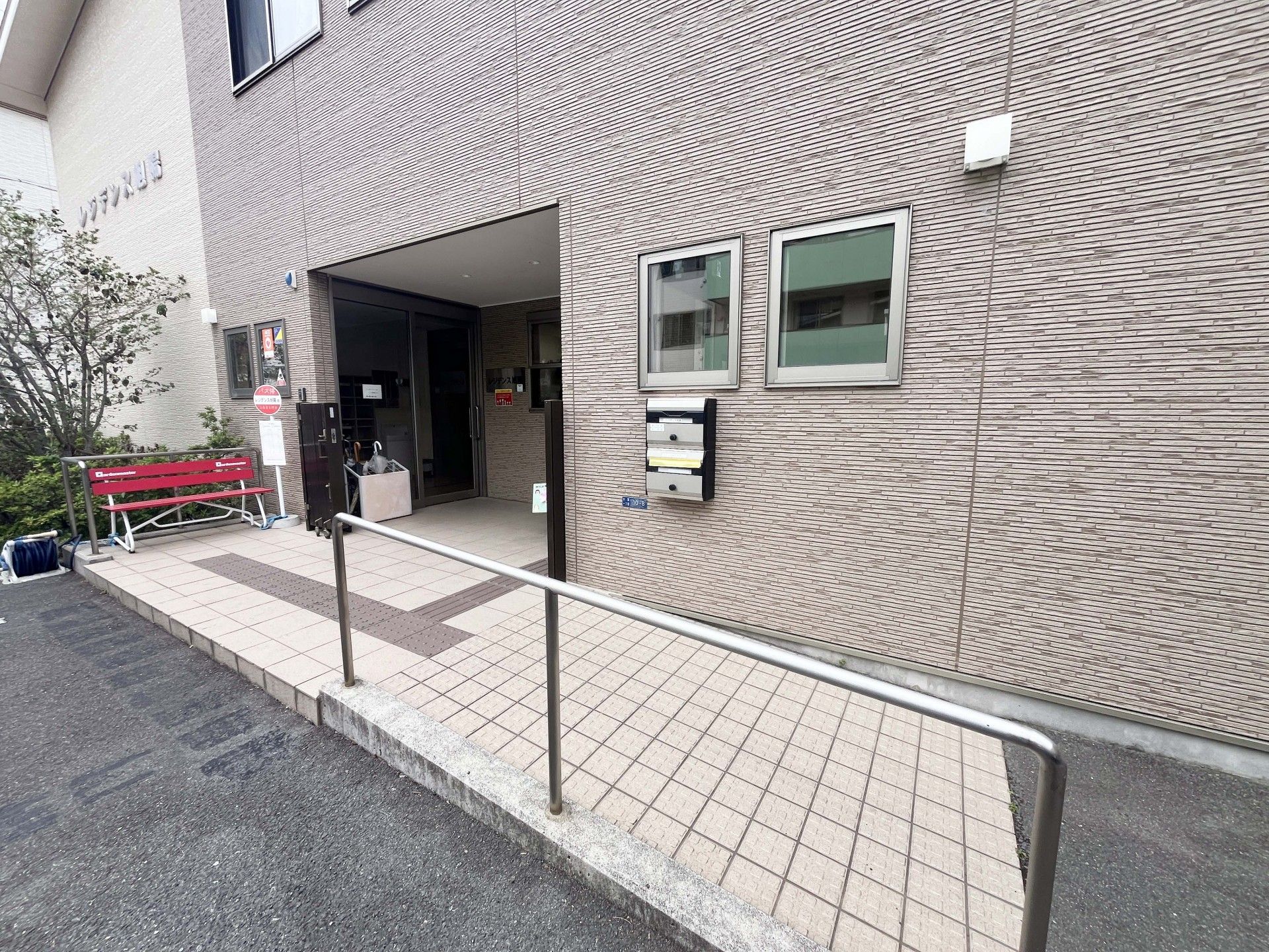 エントランスの外観