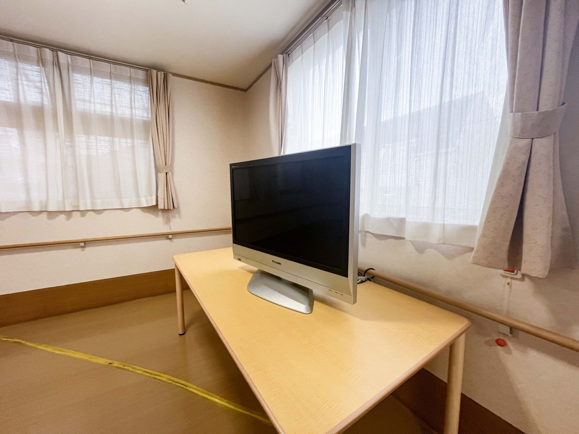 テレビとテーブルの部屋