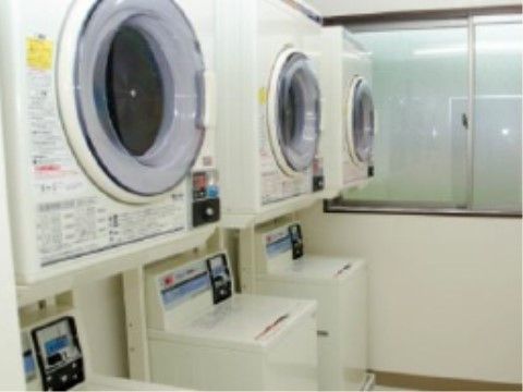 清潔感のある洗濯室は個室になっているため、プライバシーが確保されており入居者様は安心して利用することができる。