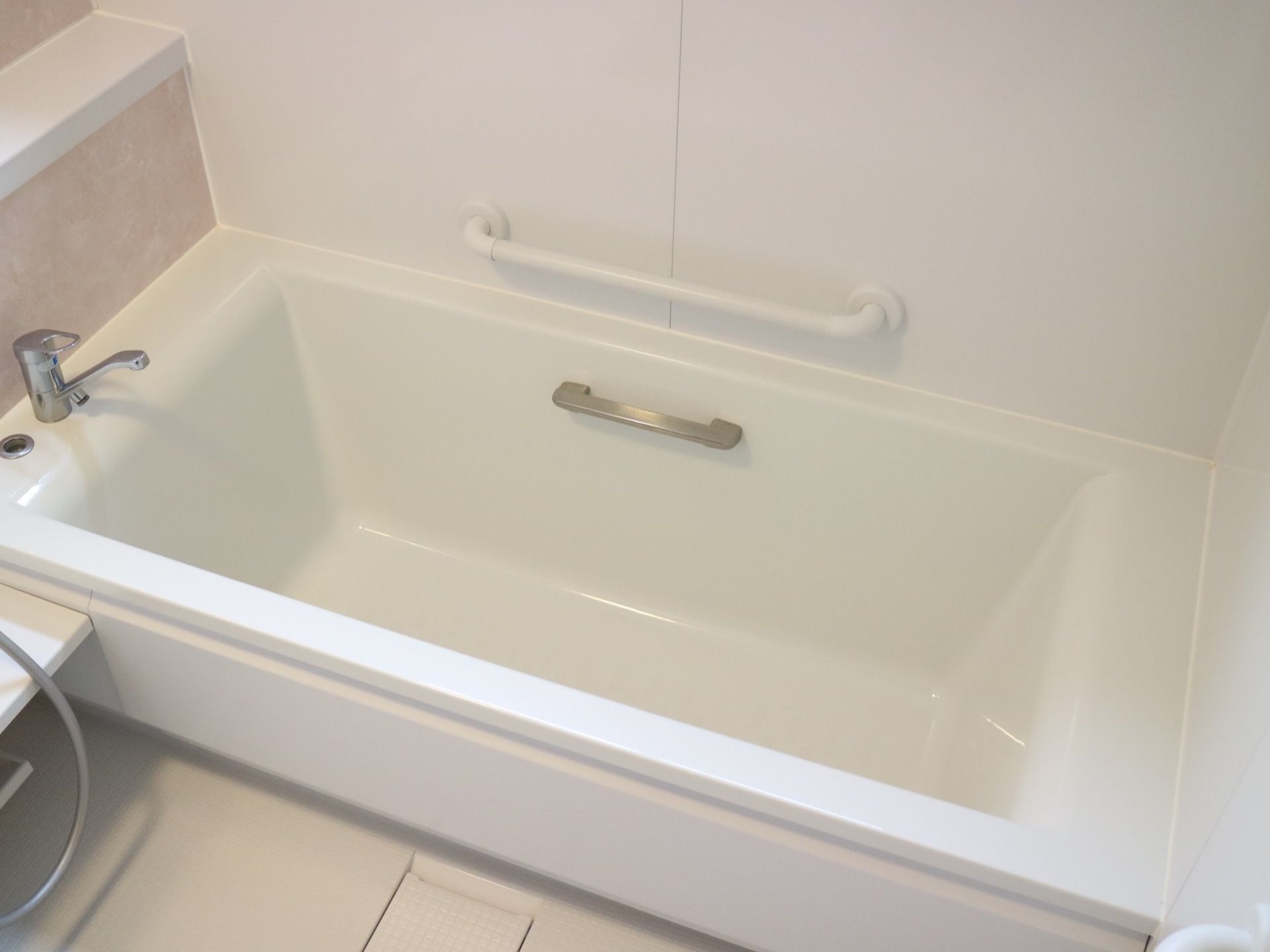 白を基調としたシンプルな個浴で、浴槽内や壁には手すりがある。床は滑りにくい仕様となっている。