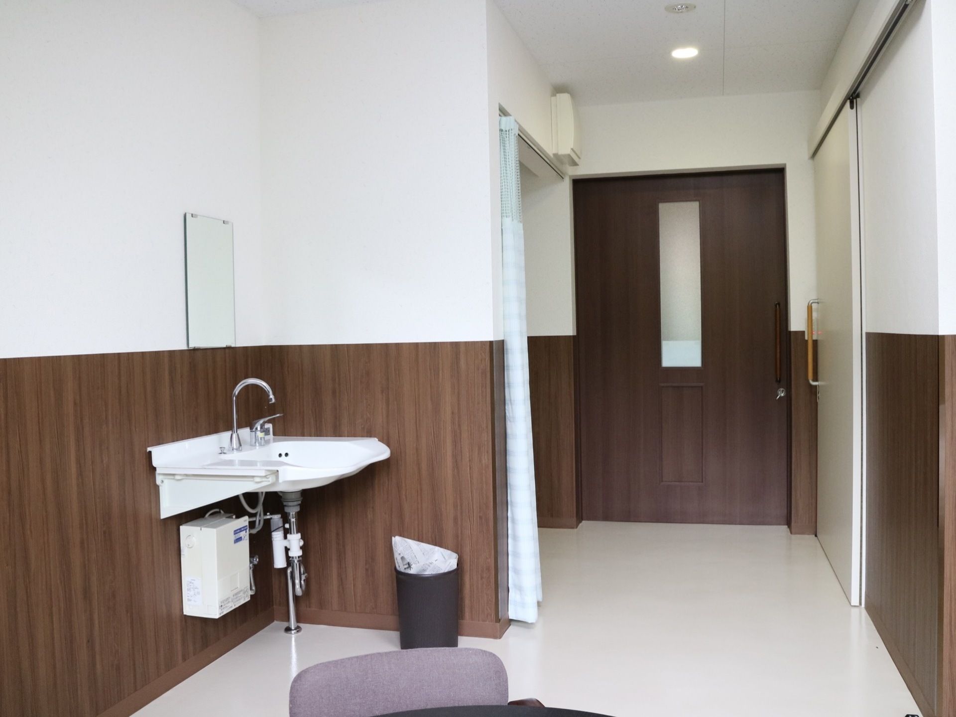 洗面台やトイレが備え付けられている個室タイプの居室である。入口には、鍵が掛けられるようになっている。
